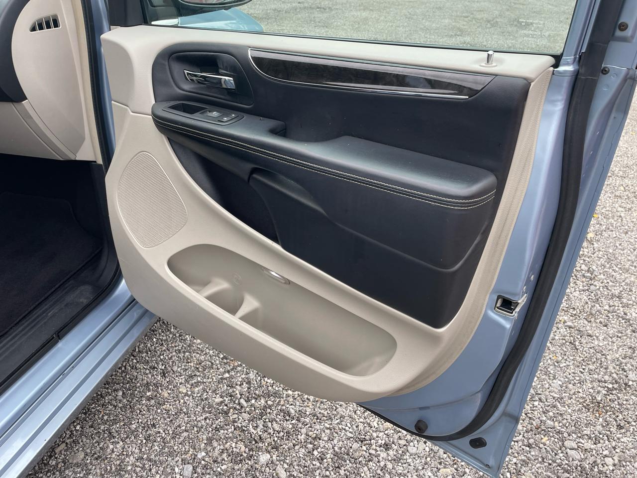 Chrysler Town & Country Touring-L 2013