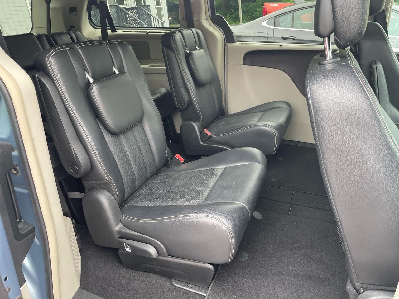 Chrysler Town & Country Touring-L 2013