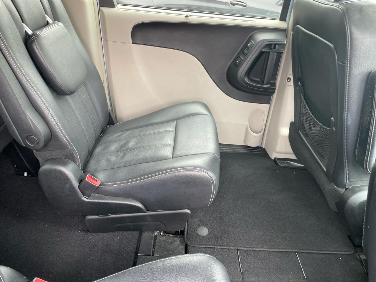 Chrysler Town & Country Touring-L 2013