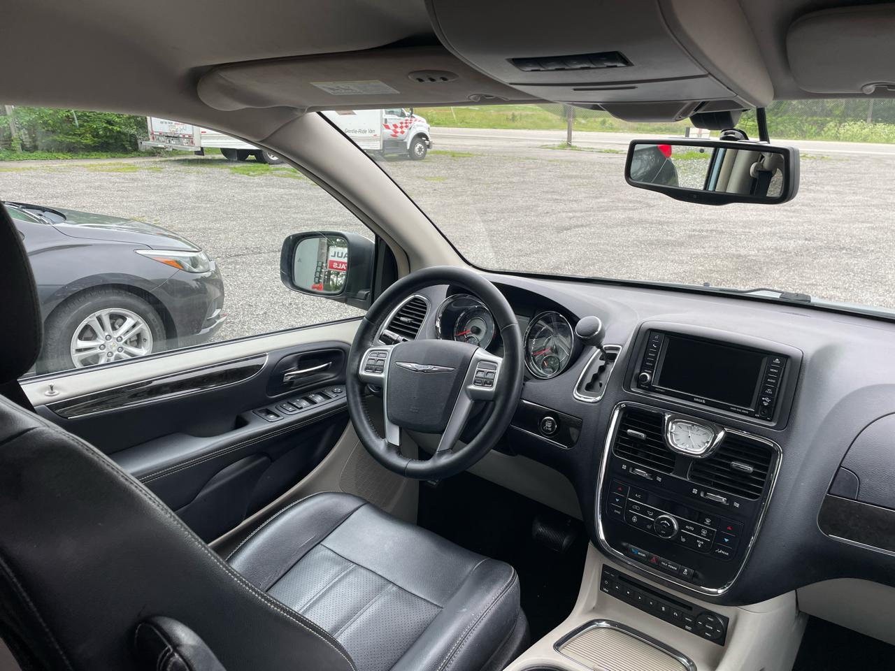 Chrysler Town & Country Touring-L 2013