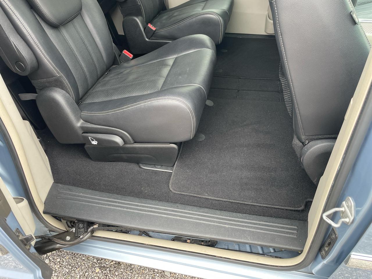 Chrysler Town & Country Touring-L 2013