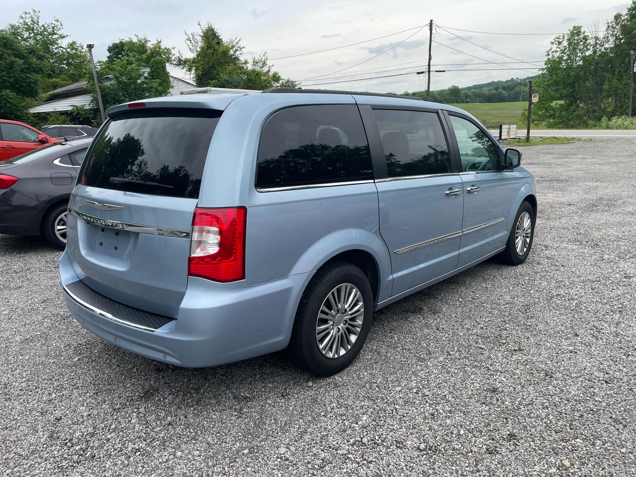 Chrysler Town & Country Touring-L 2013