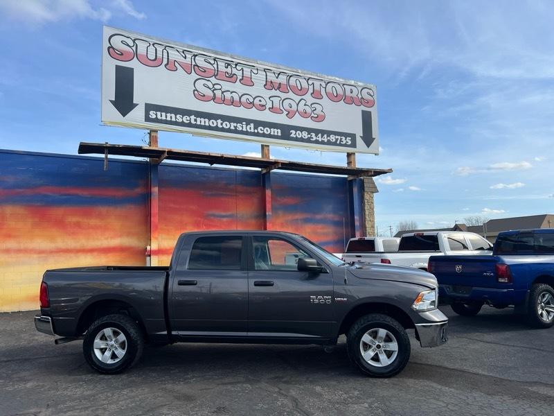 RAM 1500 4WD Crew Cab 140.5" Outdoorsman 2016