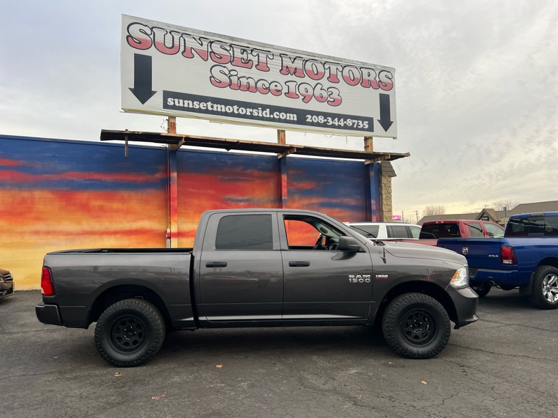 RAM 1500 Express 4x4 Crew Cab 5'7" Box 2017