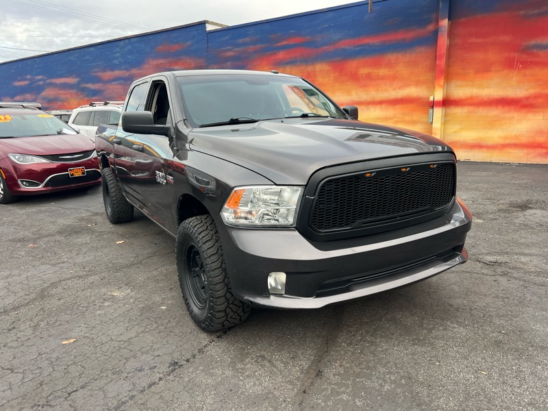 RAM 1500 Express 4x4 Crew Cab 5'7" Box 2017