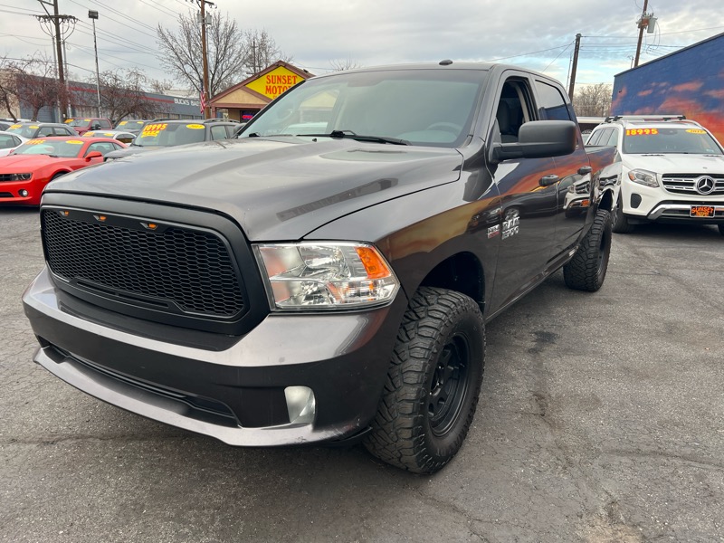 RAM 1500 Express 4x4 Crew Cab 5'7" Box 2017