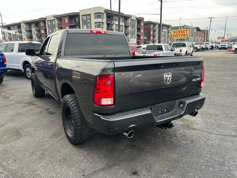 RAM 1500 Express 4x4 Crew Cab 5'7" Box 2017