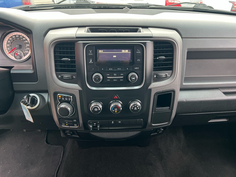 RAM 1500 Express 4x4 Crew Cab 5'7" Box 2017