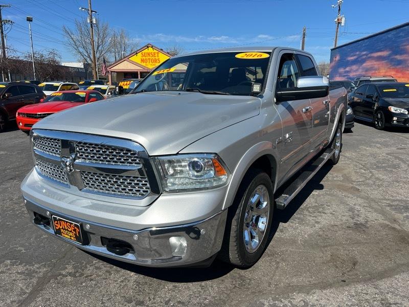RAM 1500 4WD Crew Cab 149" Laramie 2016
