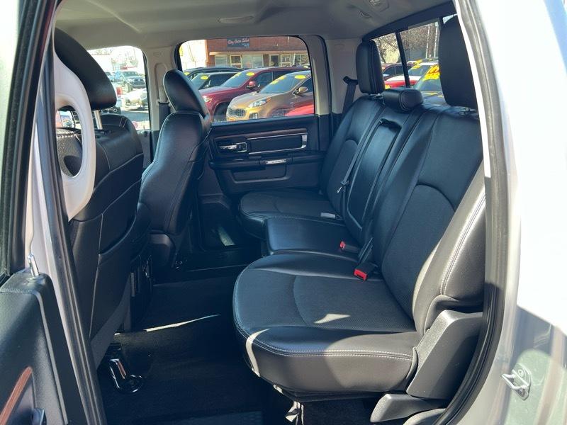 RAM 1500 4WD Crew Cab 149" Laramie 2016