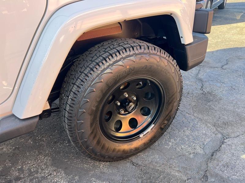 Jeep Wrangler Unlimited 4WD 4dr Sahara 2012