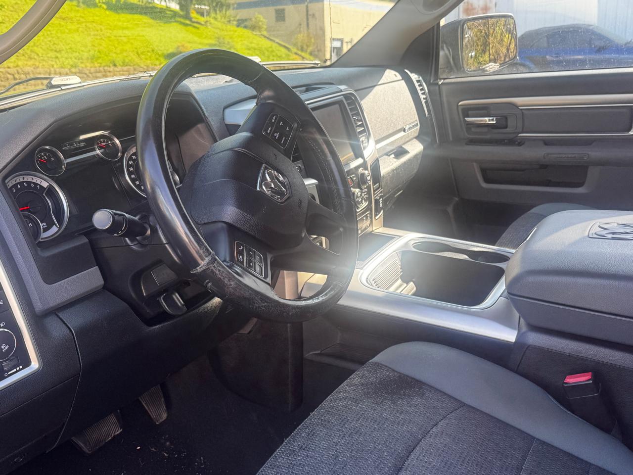 RAM 1500 SLT Quad Cab 4WD 2016