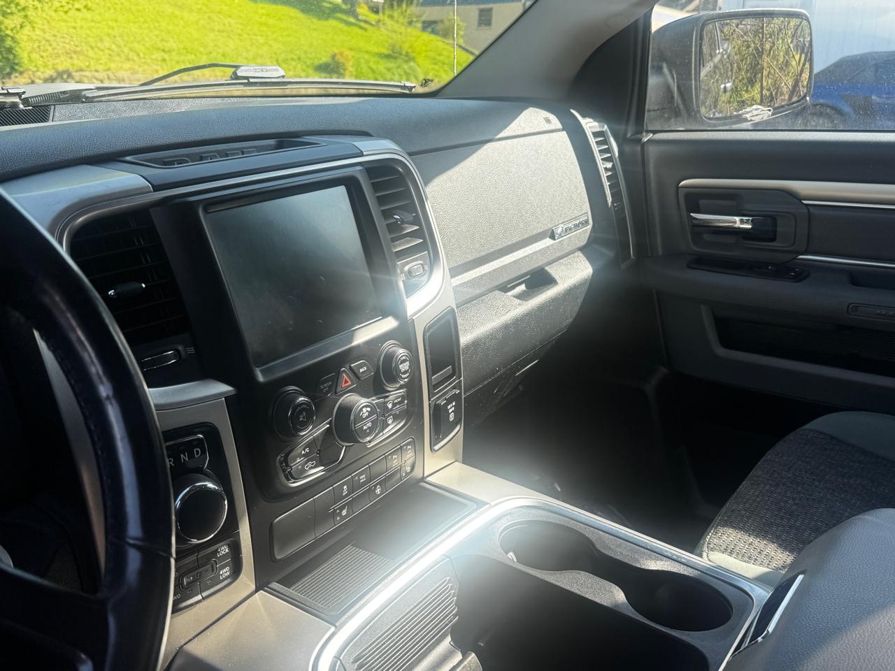 RAM 1500 SLT Quad Cab 4WD 2016