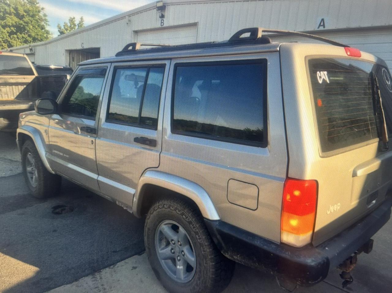 Jeep Cherokee Sport 4-Door 4WD 2001
