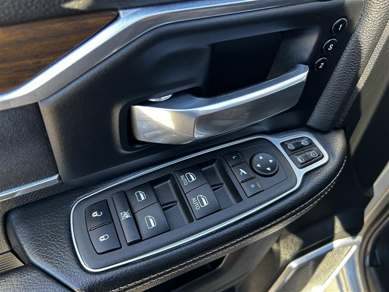 RAM 3500 Laramie Mega Cab 4WD DRW 2024