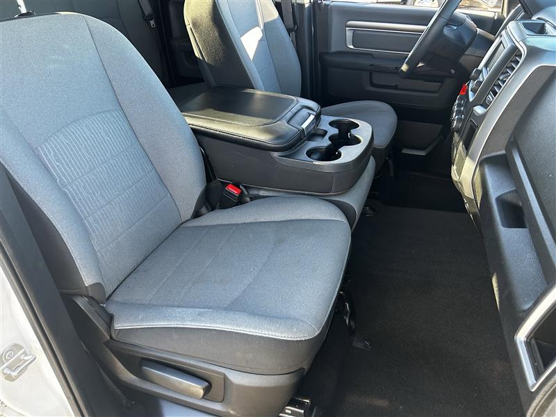 RAM 1500 SLT Quad Cab 4WD 2024