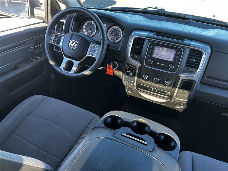 RAM 1500 SLT Quad Cab 4WD 2024