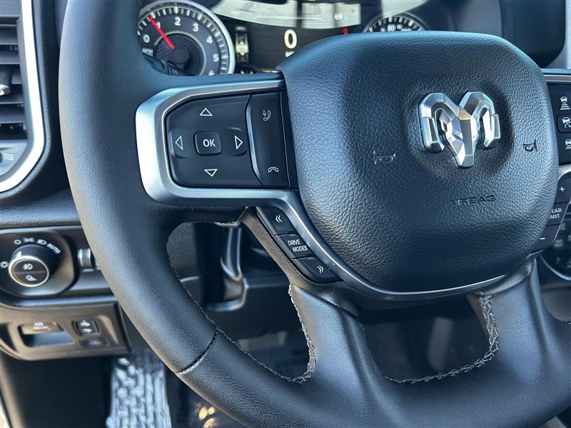 RAM 1500 Big Horn Crew Cab SWB 4WD 2025