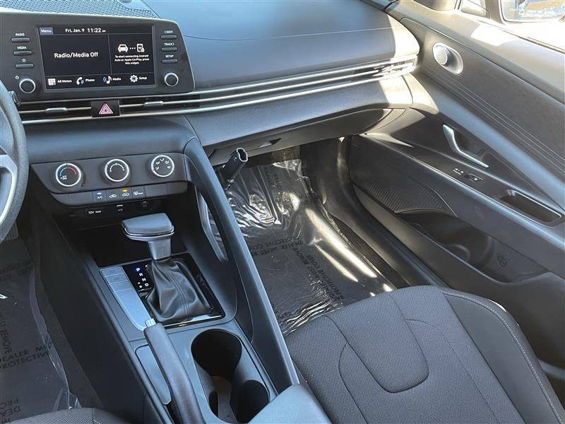 Hyundai Elantra SE 2025