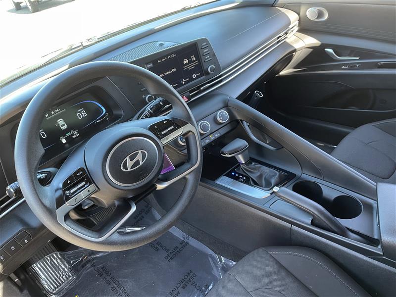 Hyundai Elantra SE 2025