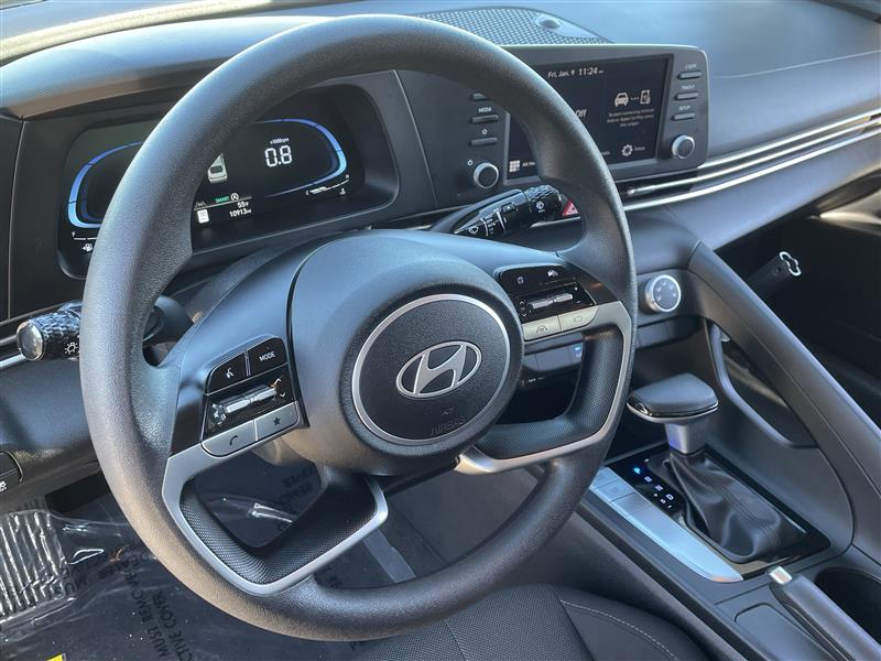 Hyundai Elantra SE 2025
