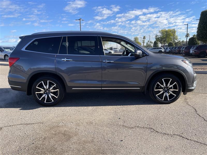 Honda Pilot Touring w/Rear Captains Chairs 2022