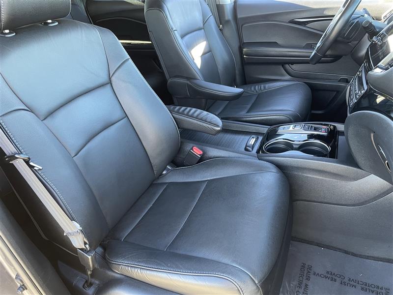 Honda Pilot Touring w/Rear Captains Chairs 2022