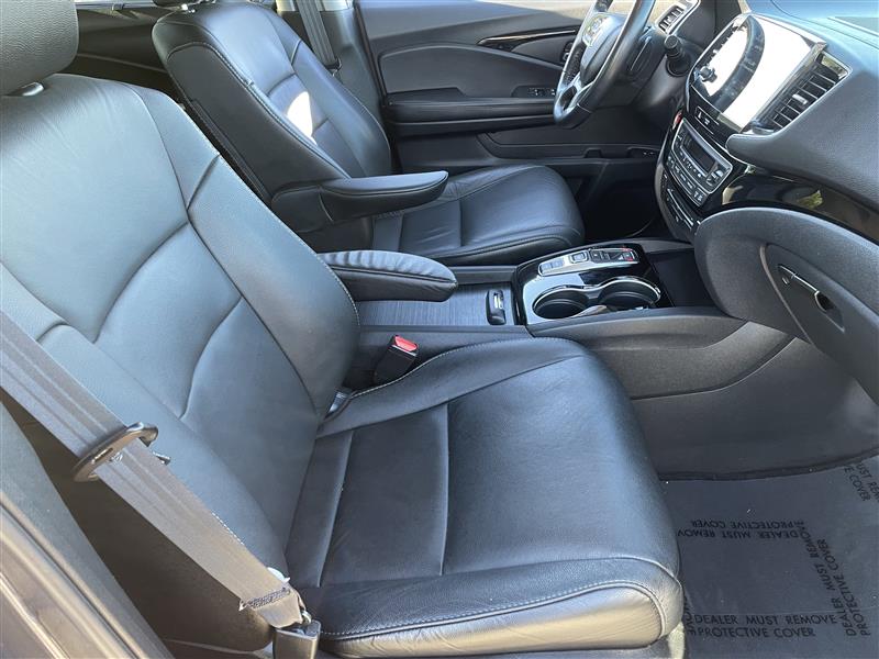 Honda Pilot Touring w/Rear Captains Chairs 2022