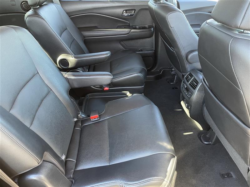Honda Pilot Touring w/Rear Captains Chairs 2022