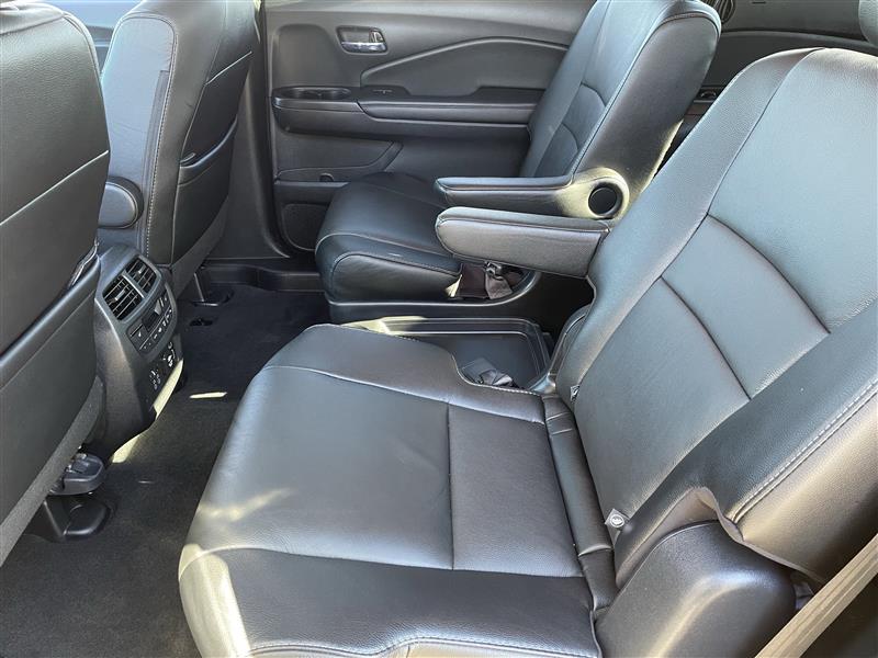 Honda Pilot Touring w/Rear Captains Chairs 2022