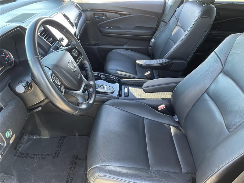 Honda Pilot Touring w/Rear Captains Chairs 2022