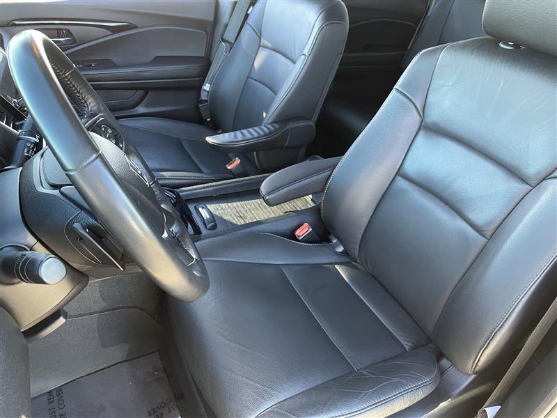 Honda Pilot Touring w/Rear Captains Chairs 2022