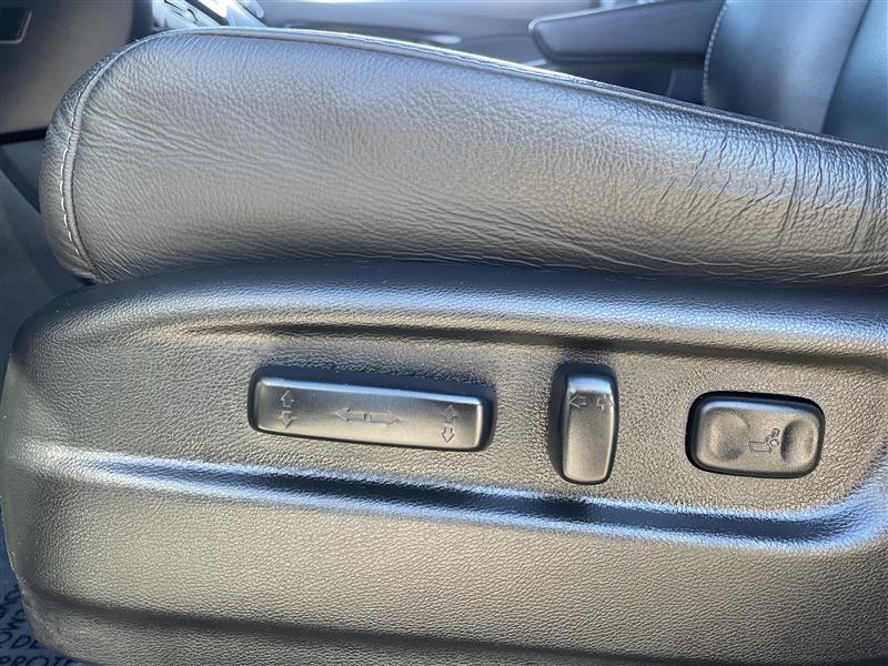 Honda Pilot Touring w/Rear Captains Chairs 2022