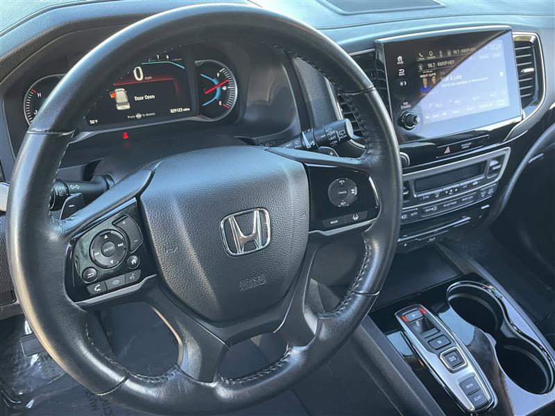 Honda Pilot Touring w/Rear Captains Chairs 2022