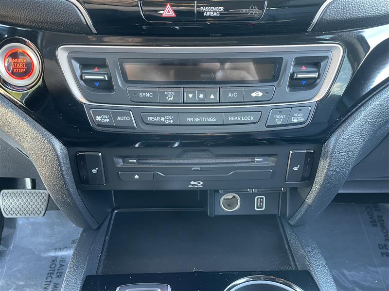 Honda Pilot Touring w/Rear Captains Chairs 2022