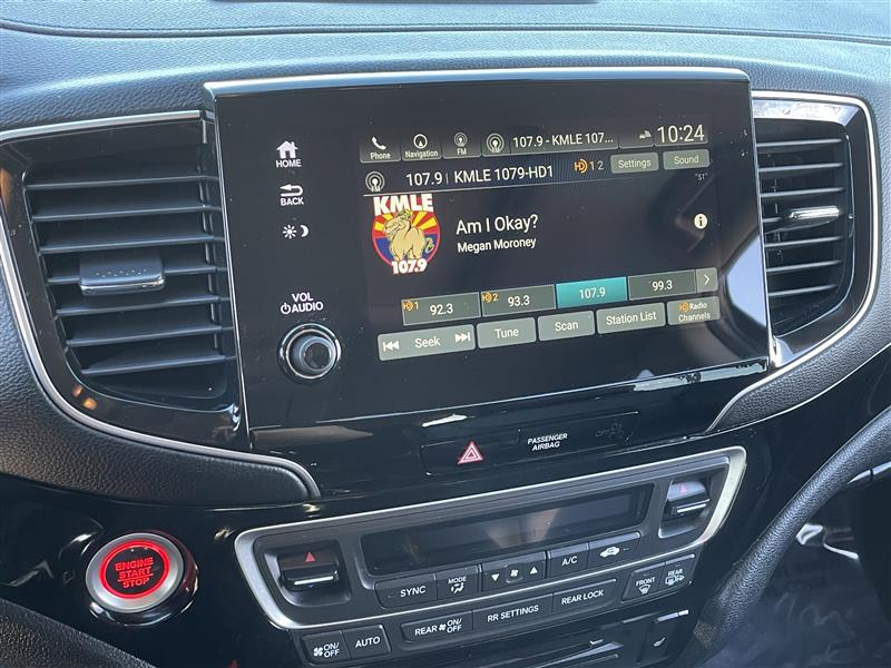 Honda Pilot Touring w/Rear Captains Chairs 2022