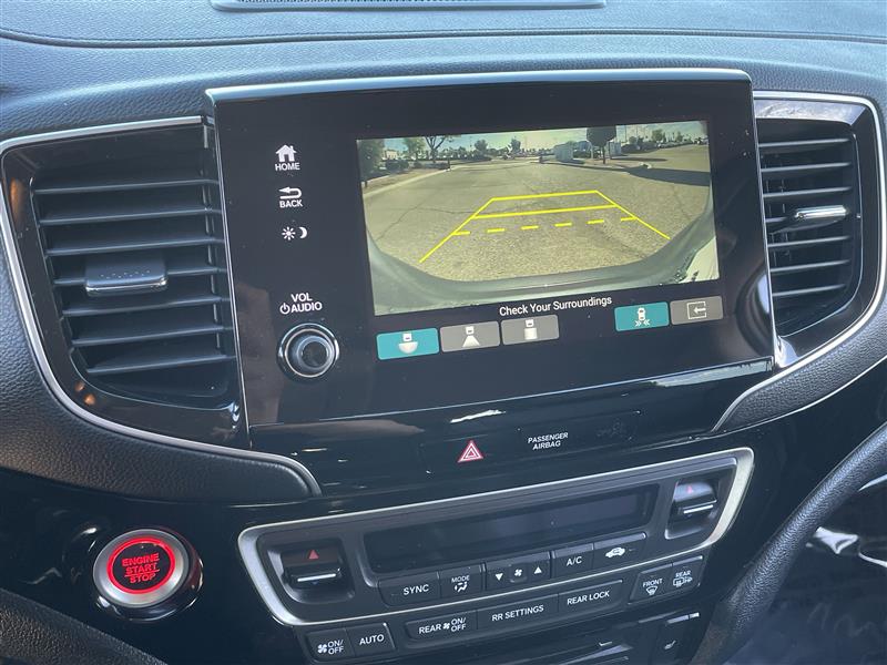 Honda Pilot Touring w/Rear Captains Chairs 2022