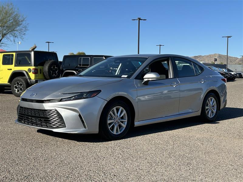 Toyota Camry Hybrid XLE 2025