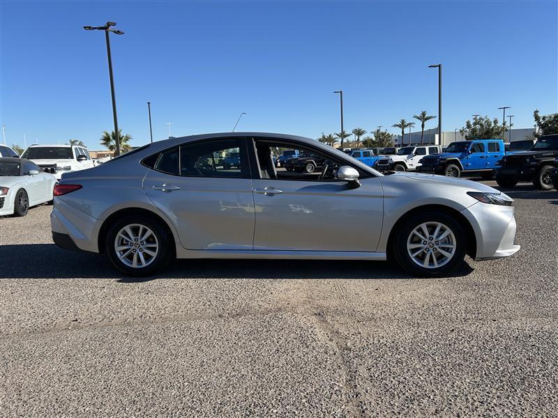Toyota Camry Hybrid XLE 2025