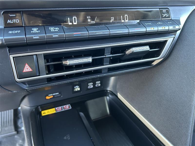 Toyota Camry Hybrid XLE 2025