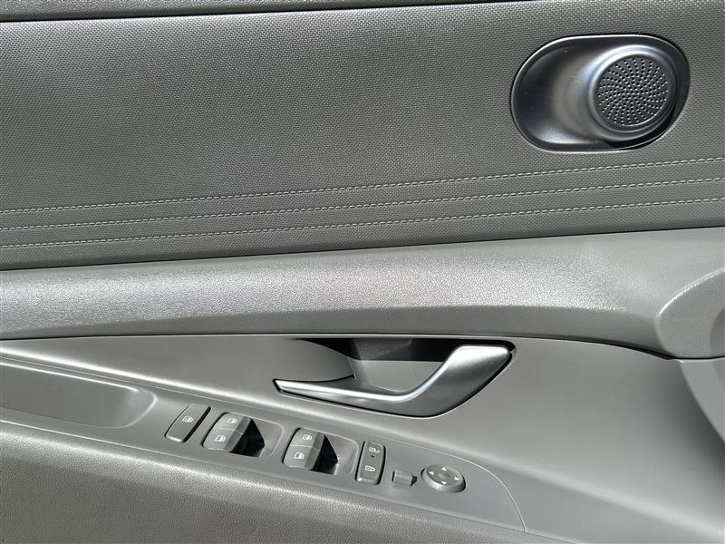 Hyundai Elantra SE 2024