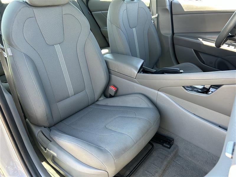 Hyundai Elantra SE 2024