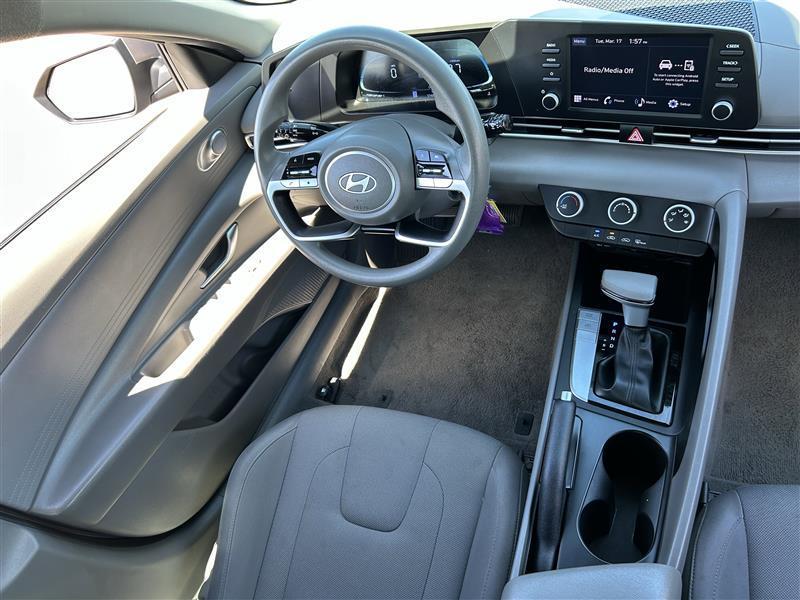 Hyundai Elantra SE 2024