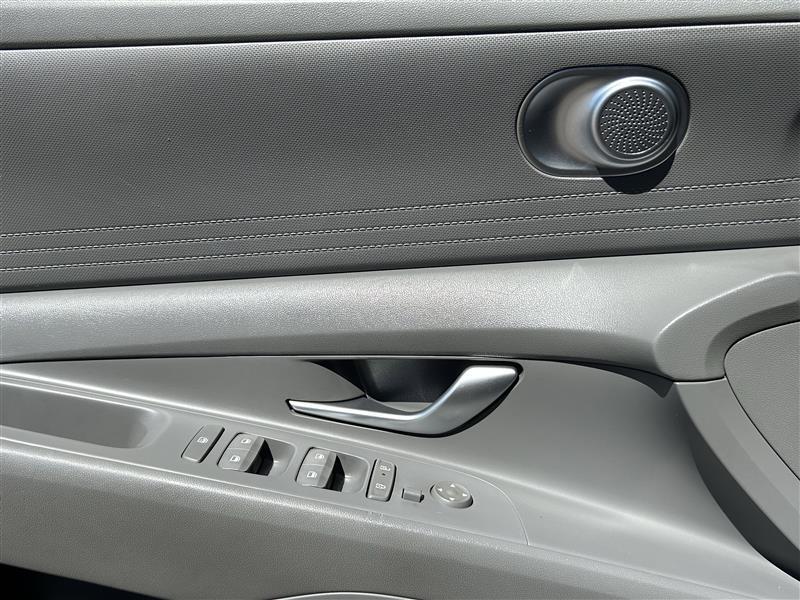 Hyundai Elantra SE 2024