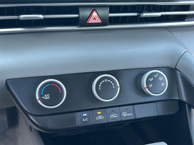 Hyundai Elantra SE 2024