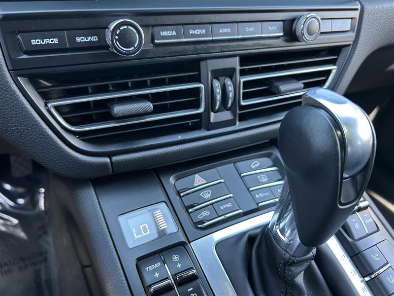 Porsche Macan Base 2021