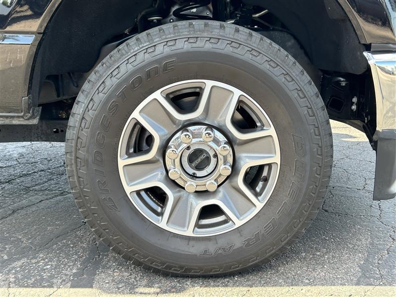 Ford F-250 SD Lariat Crew Cab 4WD 2023