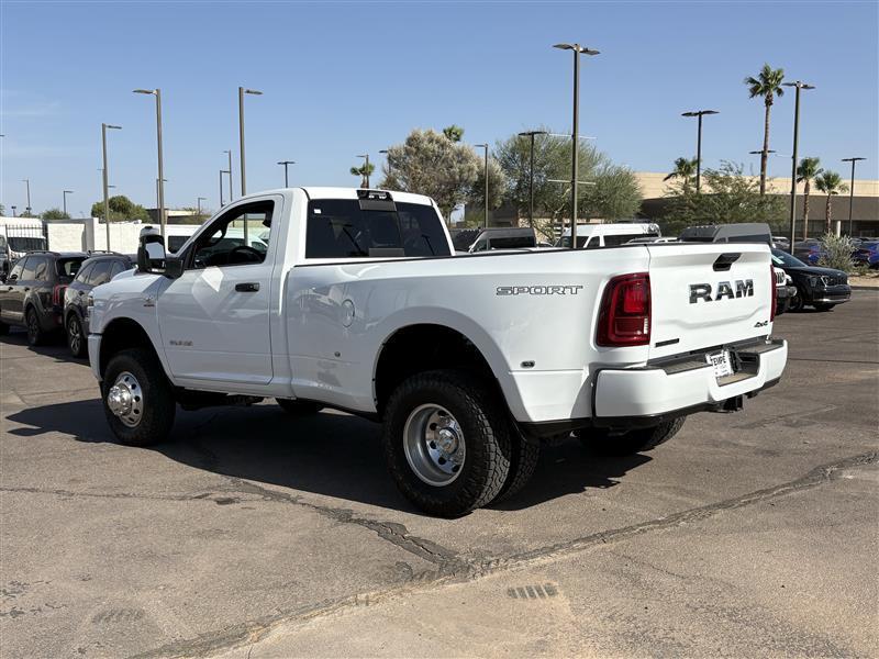RAM 3500 Big Horn Regular Cab 4WD DRW 2026