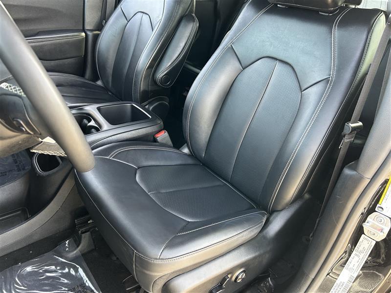 Chrysler Pacifica Select 2025