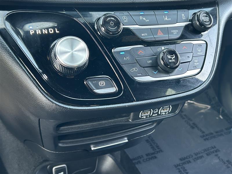Chrysler Pacifica Select 2025